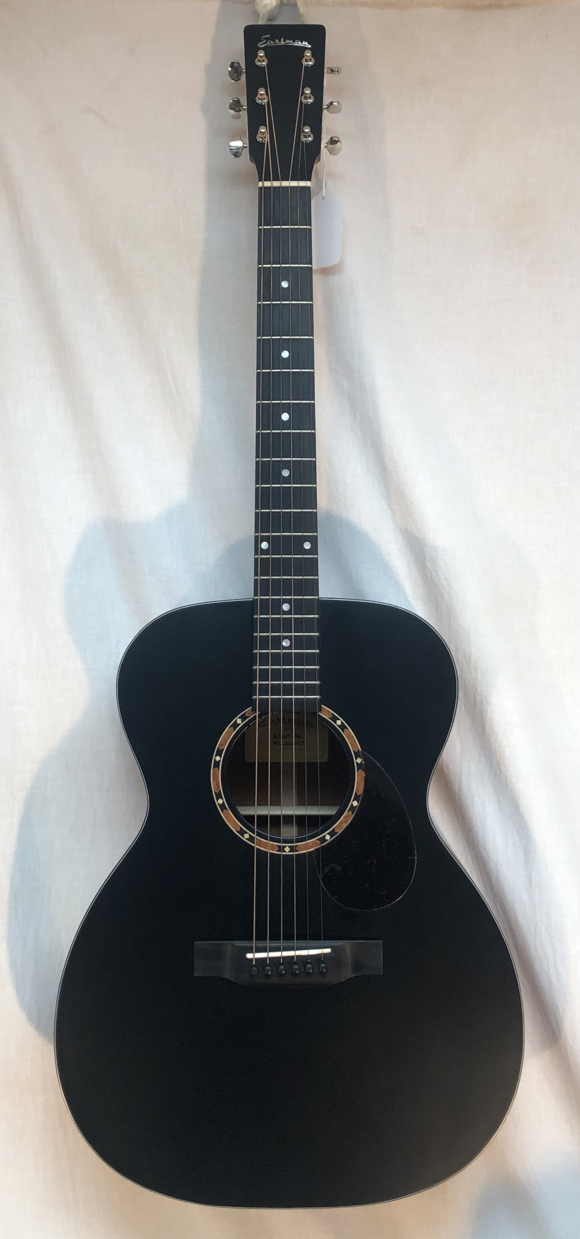 Eastman E2OM-BK w/ Deluxe Gigbag